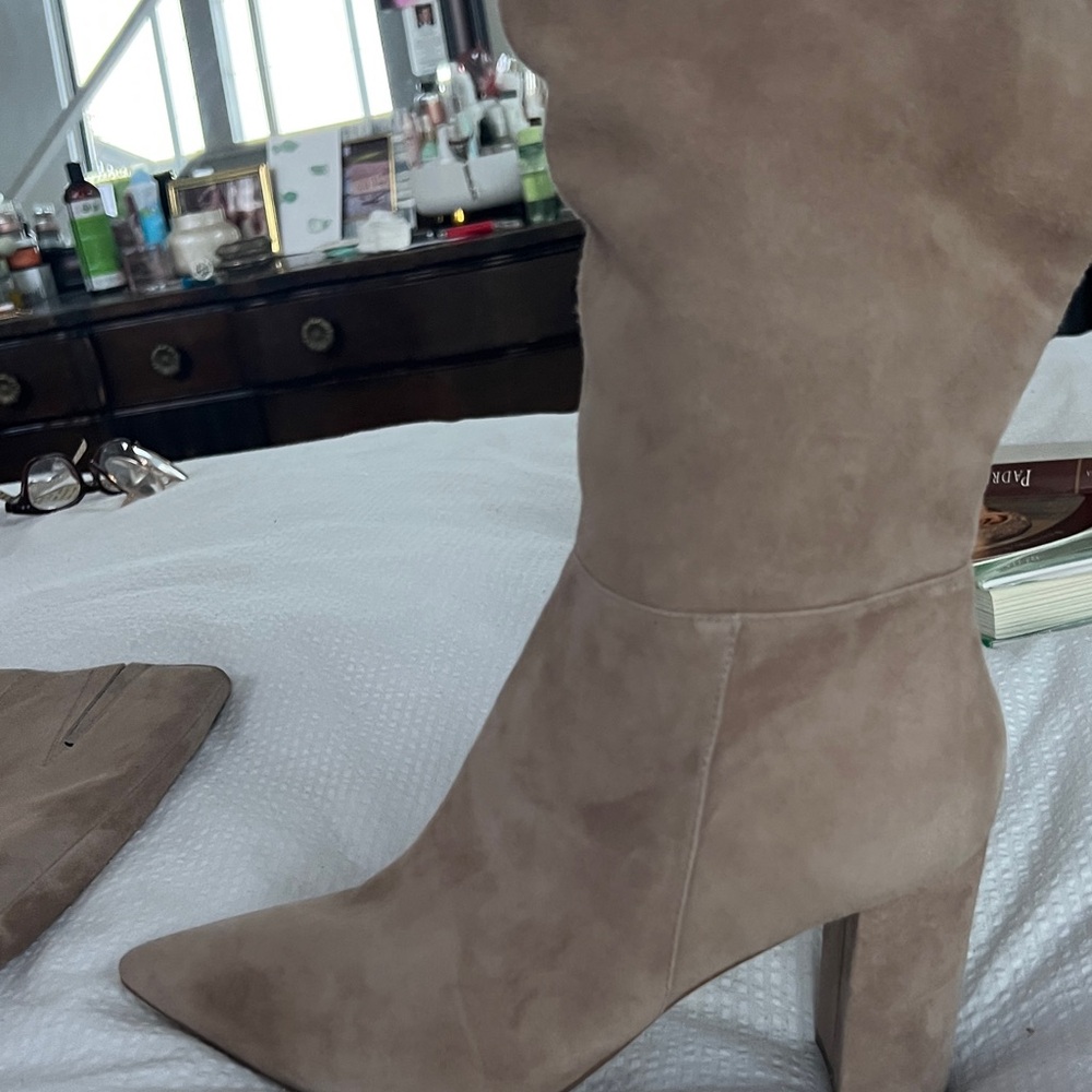 NWOT Elegant Marc Fisher Tan KneeHigh Suede Women's Boots.Beautiful boots Sz 9.5